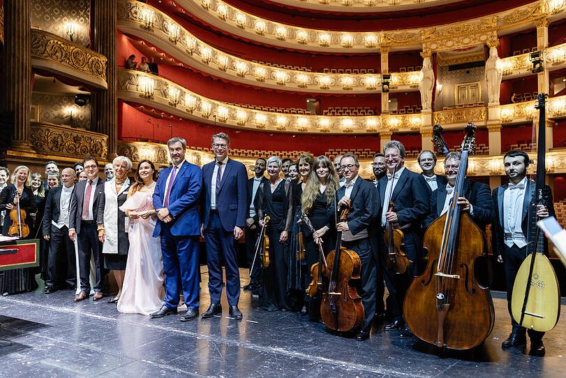 Gruppenfoto mit dem Dirigenten Stefano Montanari und der Sopranistin Sonya Yoncheva.