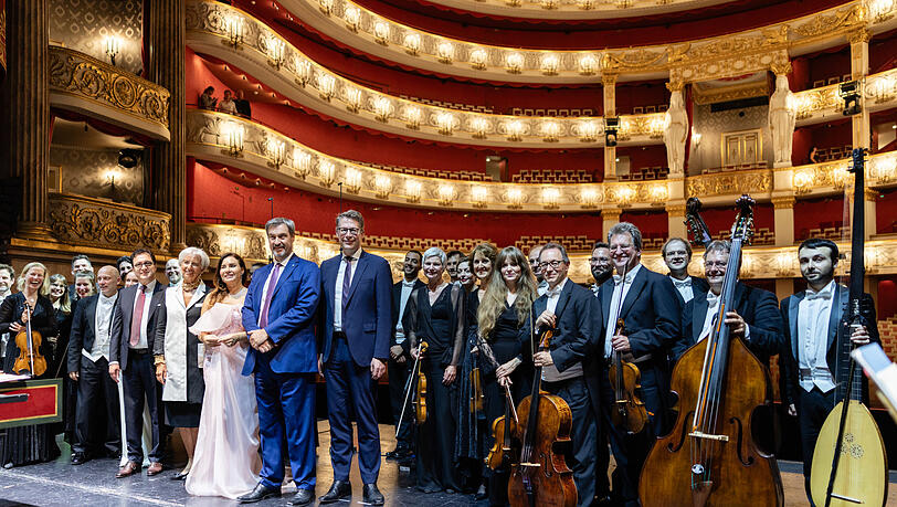 Gruppenfoto mit dem Dirigenten Stefano Montanari und der Sopranistin Sonya Yoncheva. Gruppenfoto mit dem Dirigenten Stefano Montanari und der Sopranistin Sonya Yoncheva.