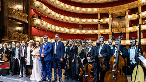 Gruppenfoto mit dem Dirigenten Stefano Montanari und der Sopranistin Sonya Yoncheva.