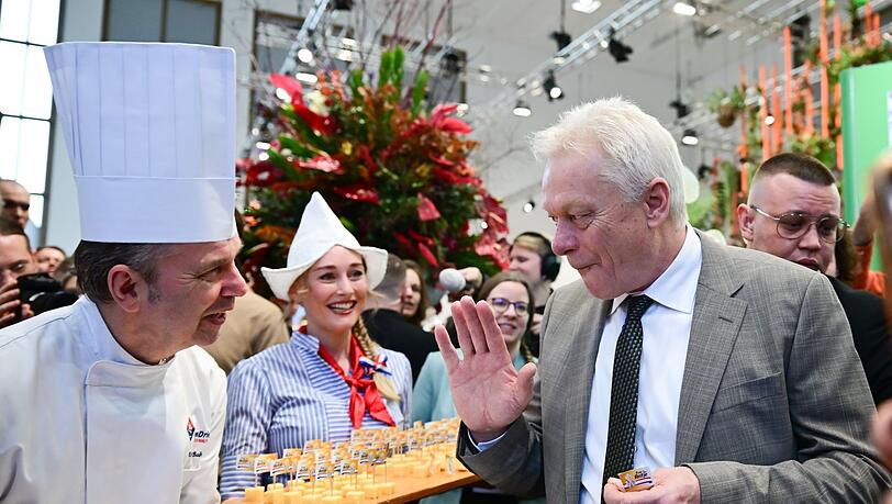 Agrarminister Alois Rainer kostete beim Er&ouml;ffnungsrundgang K&auml;se.