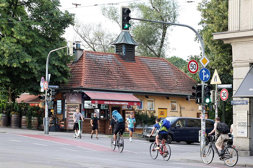 Seit 1904 an der Isar: So steht es am stets stark frequentierten Kiosk an der Reichenbachbr&uuml;cke, Ecke Auenstra&szlig;e.
