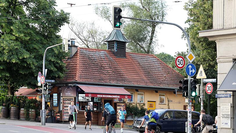 Seit 1904 an der Isar: So steht es am stets stark frequentierten Kiosk an der Reichenbachbrücke, Ecke Auenstraße. Seit 1904 an der Isar: So steht es am stets stark frequentierten Kiosk an der Reichenbachbrücke, Ecke Auenstraße.