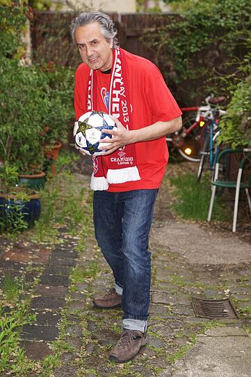 FRIEDRICH ANI, Schriftsteller: "Das legendäre 1:1 für die Bayern durch &bdquo;Katsche&ldquo; Schwarzenbeck gegen Atletico Madrid von 1974 ist für mich der Beweis, dass Gott existiert. Für Wembley tippe ich auf ein 3:1."