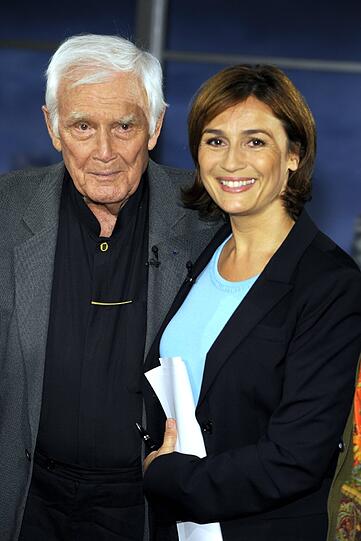 ARD-Talkerin Sandra Maischberger hatte Joachim Fuchsberger noch im April dieses Jahres zu Gast in ihrer Sendung. "Die Nachricht hat mich, wie alle, völlig überraschend getroffen und furchtbar traurig gemacht", sagte Maischberger in einer Mitteilung am Donnerstag. "Zwar sprach Joachim Fuchsberger schon seit langem offen und frei von Angst über seinen letzten Lebensabschnitt, schrieb über den Tod und machte gar Scherze - auch in unserer letzten gemeinsamen Sendung Ende April in München. Wenn es aber dann wirklich soweit ist, bleibt der Schock." Maischberger würdigte ihn als einen "wunderbaren Schauspieler und einen großartigen Entertainer, der keine Scheu hatte, mit seiner Persönlichkeit auch anzuecken". Mit ihm gehe ein Stück Fernsehgeschichte. "Ich werde ihn sehr vermissen. Meine Gedanken sind heute bei Gundel."