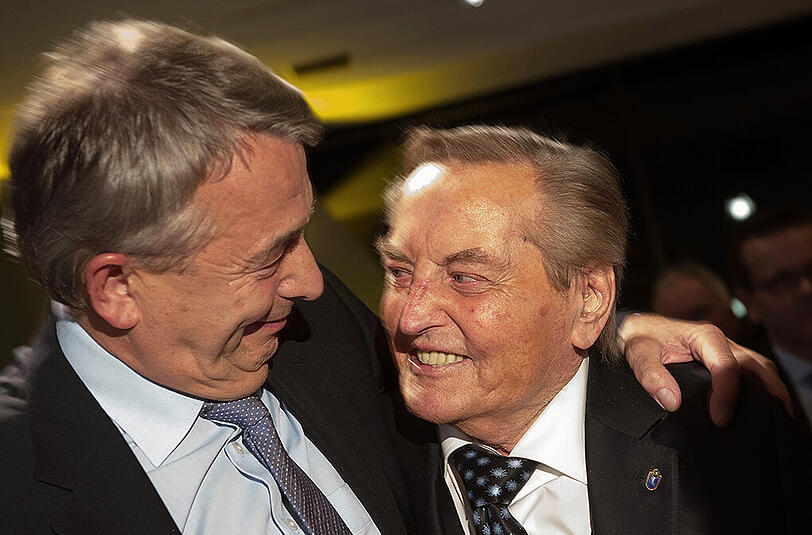 Wolfgang Niersbach (links) und Gerhard Mayer-Vorfelder am Rande der des Festaktes zur Überreichung des Ehrenpreis des Landessportverbandes Baden-Württemberg für Mayer-Vorfelders Lebenswerk im Januar 2015.