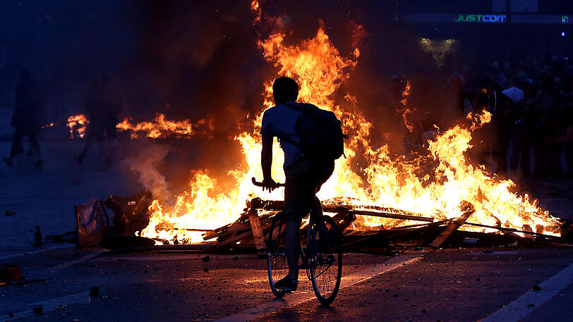 Schockierende Bilder vom Freitagabend: Marodierende Chaoten streifen durch das Hamburger Schanzenviertel, zünden Barrikaden an, randalieren und verbreiten Gewalt.