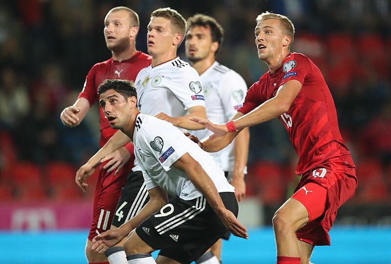 LARS STINDL: NOTE 4.
Rettete bei einem Konter der Tschechen im eigenen Strafraum. Der Gladbacher spielte zweite Spitze, agierte bei den Abschlüssen aber unglücklich.