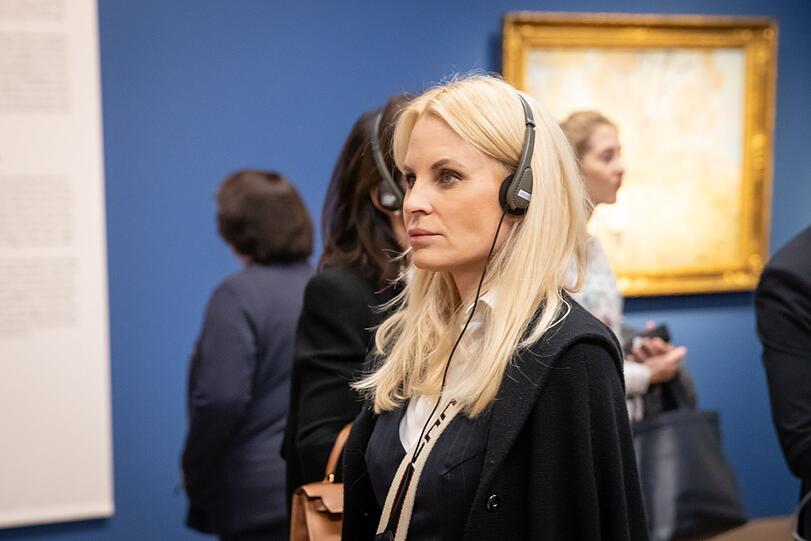 Sonja Kiefer bei der Führung durch die Ausstellung