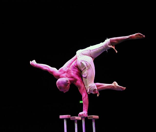 "Handstand" von Roman Khaspersky