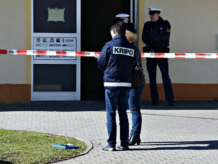 Polizisten vor dem Wohnhaus in Kaufbeuren, in dem der getötete 50-Jährige entdeckt wurde. Foto: Rizer/Allgäu-Online-Verlag UG/dpa