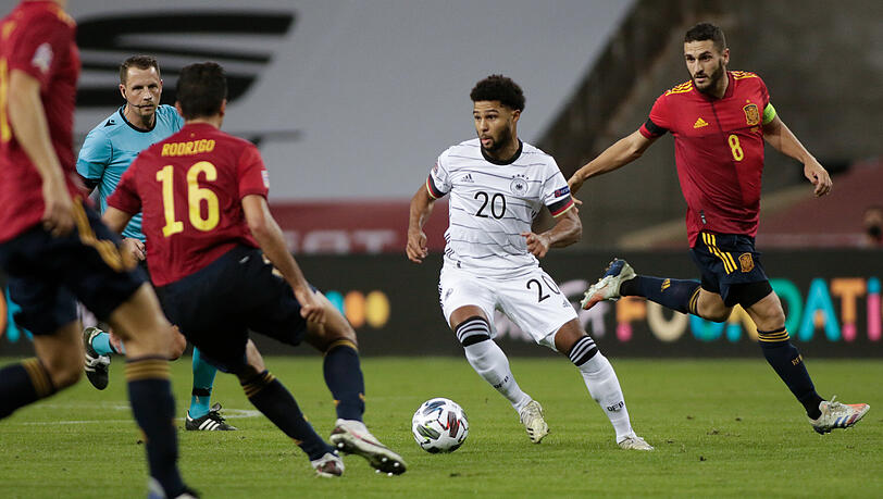 Serge Gnabry vom FC Bayern im Kampf um den Ball - bedrängt von den Spaniern Rodri (links) und Koke. Serge Gnabry vom FC Bayern im Kampf um den Ball - bedrängt von den Spaniern Rodri (links) und Koke.