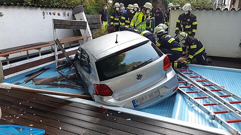 Eine Frau ist in Untermenzing rückwärts in einen Pool gefahren.