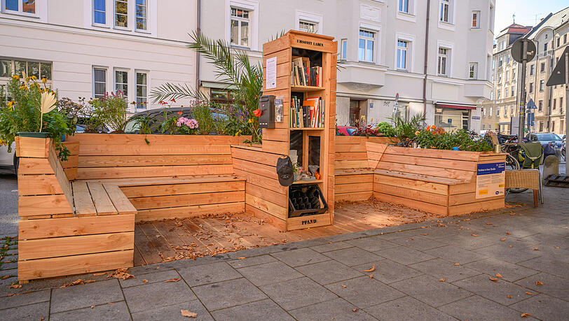 Sogar einen Bücherschrank hat ein Kollektiv am "Breisässer Platz" gezimmert.