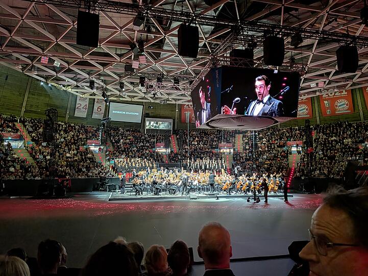 "Oper f&uuml;r alle" im BMW-Park, der ehemaligen Rudi-Sedlmayer-Halle am Westpark in Sendling,