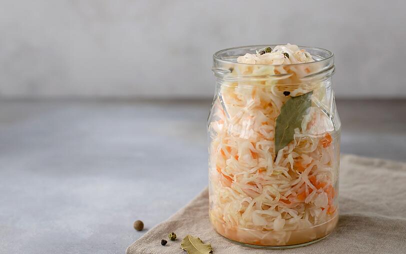 Mit Bakterien gegen Bakterien, so funktioniert im Grunde Fermentieren. Doch die Milchsäurebakterien, die hier die tragende Rolle spielen, leisten noch so viel mehr als Keime abzuwehren: Indem sie aus Zucker Säure machen, werden die Lebensmittel bekömmlicher, bleiben und entstehen Vitamine und es entwickelt sich ein ganz eigener Geschmack. Mit Bakterien gegen Bakterien, so funktioniert im Grunde Fermentieren. Doch die Milchsäurebakterien, die hier die tragende Rolle spielen, leisten noch so viel mehr als Keime abzuwehren: Indem sie aus Zucker Säure machen, werden die Lebensmittel bekömmlicher, bleiben und entstehen Vitamine und es entwickelt sich ein ganz eigener Geschmack.