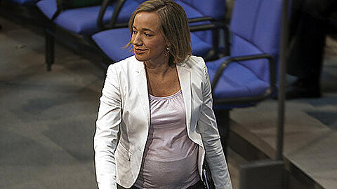 Verfolgte die Debatte still: Die schwangere Ministerin Schröder.
