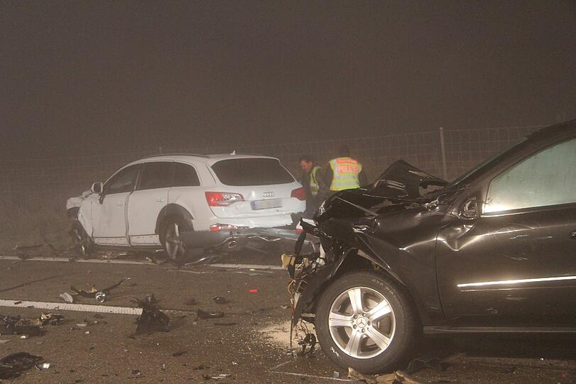 Bei einem schweren Unfall südlich von Ulm sind in der Silvesternacht drei Menschen gestorben.