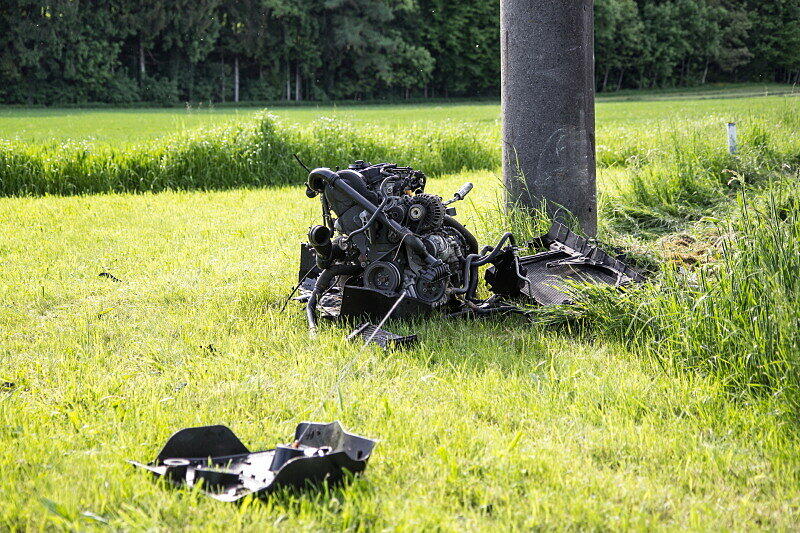 Schwer vorstellbar, dass der Fahrer dieses Wagens nahezu unverletzt blieb. Die Bilder vom Unfallort.