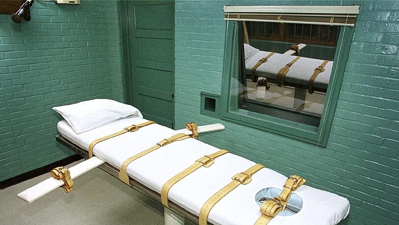 In Kansas ist ein 74-Jähriger wegen tödlicher Angriffe auf jüdische Einrichtungen zum Tod durch eine Giftspritze verurteilt worden. In Kansas ist ein 74-Jähriger wegen tödlicher Angriffe auf jüdische Einrichtungen zum Tod durch eine Giftspritze verurteilt worden.