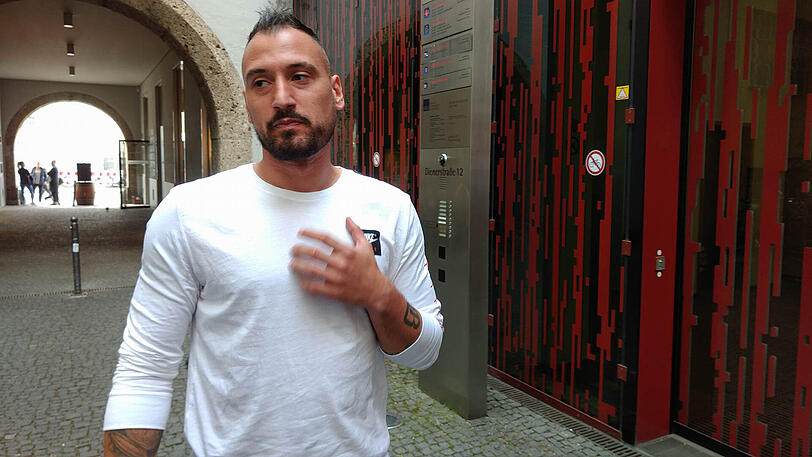 Timo Gebhart am Montagnachmittag vor der Praxis von Dr. Wilhelm Müller-Wohlfahrt in der Altstadt.