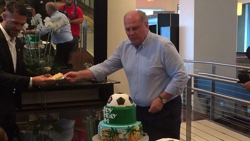 Uli Hoeneß an der Kuchenausgabe: Auch Martin Demichelis staubt ein Stück ab. Uli Hoeneß an der Kuchenausgabe: Auch Martin Demichelis staubt ein Stück ab.