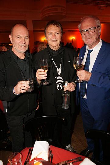 Toni Schmid (AZ-Ehrenstern 2017, re.) mit Hans-Jürgen Buchner (Haindling) und seinem Manager Lothar Schlessmann.
