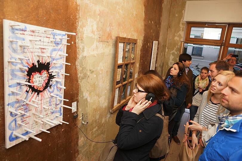 Bei der Vernissage zur "Liederschau" in der Galerie &bdquo;Truk Tschechtarow&ldquo;.