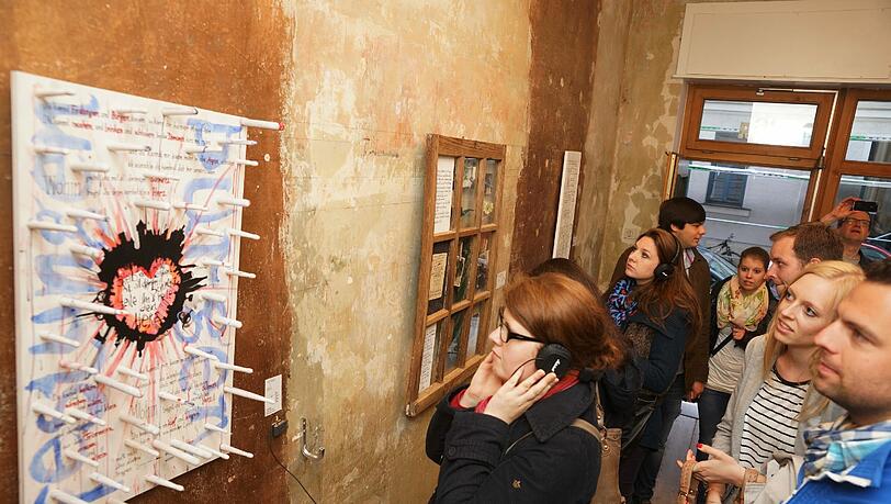 Bei der Vernissage zur "Liederschau" in der Galerie „Truk Tschechtarow“. Bei der Vernissage zur "Liederschau" in der Galerie „Truk Tschechtarow“.