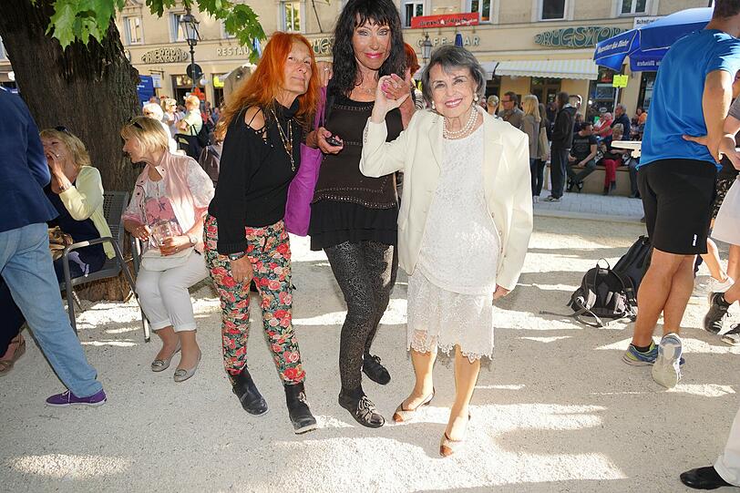 Ilona Flowerpower und Elfi Steigenberger mit Sängerin Ruth Megary, die ihre 93 Jahre auch nicht vom Feiern abhielten.