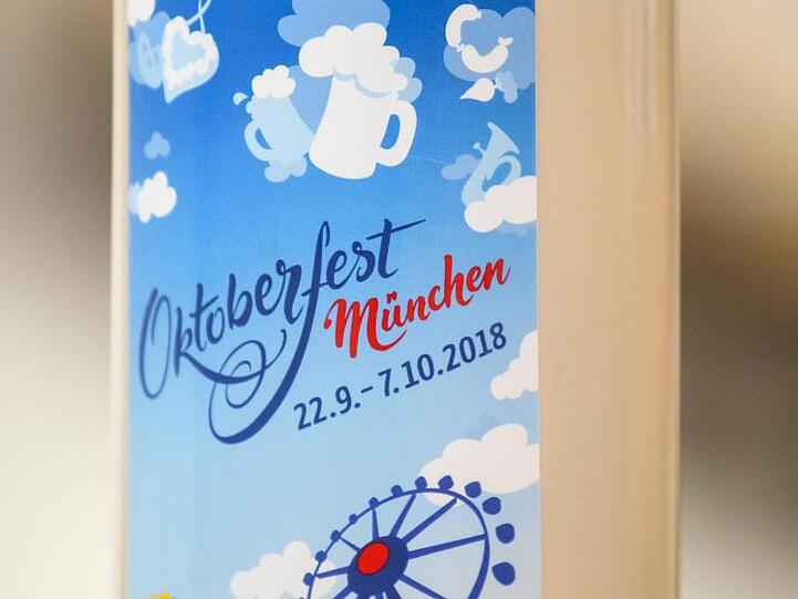 Der offizielle Wiesn-Maßkrug zum Oktoberfest 2018 steht während der Präsentation des Krugs auf einem Tisch. Foto: Matthias Balk/Archivbild