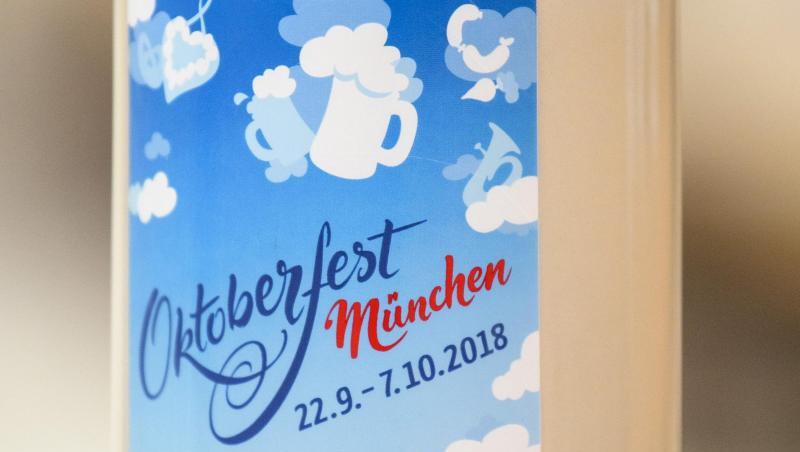 Der offizielle Wiesn-Maßkrug zum Oktoberfest 2018 steht während der Präsentation des Krugs auf einem Tisch. Foto: Matthias Balk/Archivbild