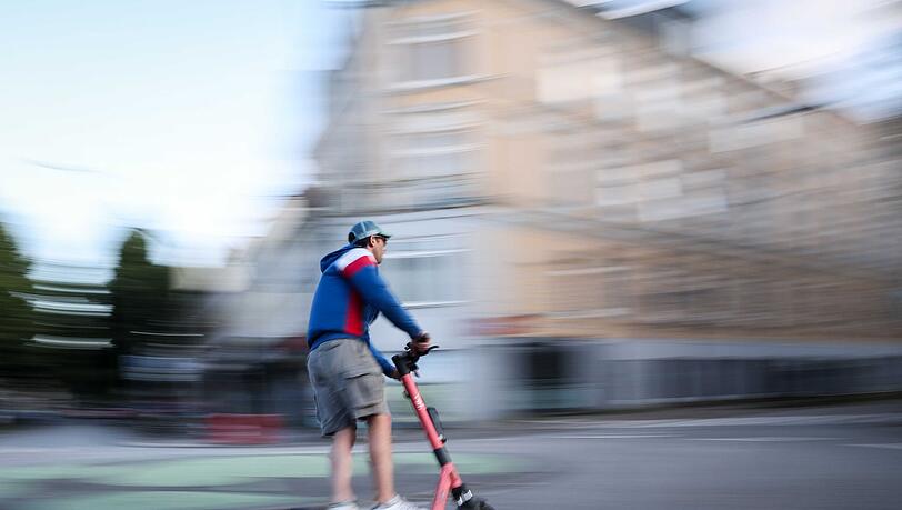Mehr als die Hälfte aller E-Scooter-Unfälle registrierte die Polizei in großen Städten. (Symbolbild)