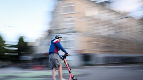 Mehr als die Hälfte aller E-Scooter-Unfälle registrierte die Polizei in großen Städten. (Symbolbild)