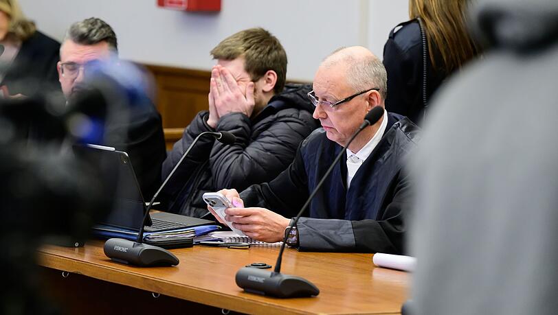 Einer der beiden Angeklagten (Mitte) im Betonplatten-Prozess.