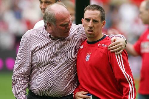 "Mensch, Franck, manchmal scheint doch in München auch die Sonne". Ob Uli Hoeneß dem Franzosen hier gerade die Vorzüge des deutschen Klimas gegenüber dem englischen nahe brachte, ist nicht überliefert. Fest steht nur, dass Ribéry zuletzt oft schaute wie zehn Tage Regenwetter.