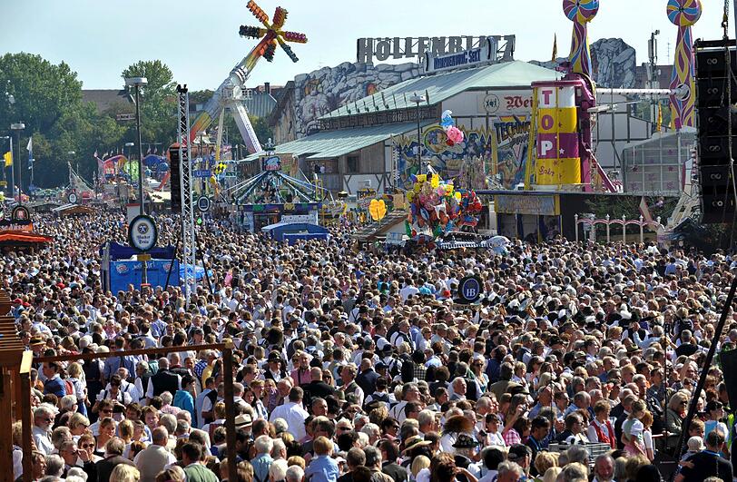 3,5 Millionen Gäste aus aller Welt: Zur Wiesn-Halbzeit wurden 3,4 Millionen Maß Bier getrunken. Bei den Münchnern war besonders der nostalgische Festbereich der &bdquo;Oidn Wiesn&ldquo; beliebt &ndash; etwa 200 000 Besucher waren dort schon zu Gast. Die Zwischenbilanz von Polizei und Rettungskräften fällt positiv aus.