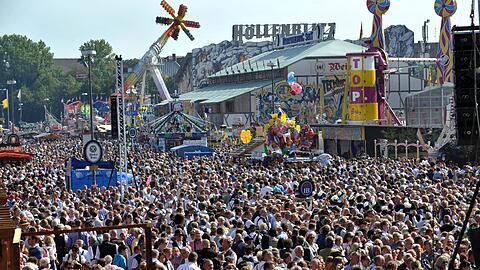 3,5 Millionen Gäste aus aller Welt: Zur Wiesn-Halbzeit wurden 3,4 Millionen Maß Bier getrunken. Bei den Münchnern war besonders der nostalgische Festbereich der &bdquo;Oidn Wiesn&ldquo; beliebt &ndash; etwa 200 000 Besucher waren dort schon zu Gast. Die Zwischenbilanz von Polizei und Rettungskräften fällt positiv aus.