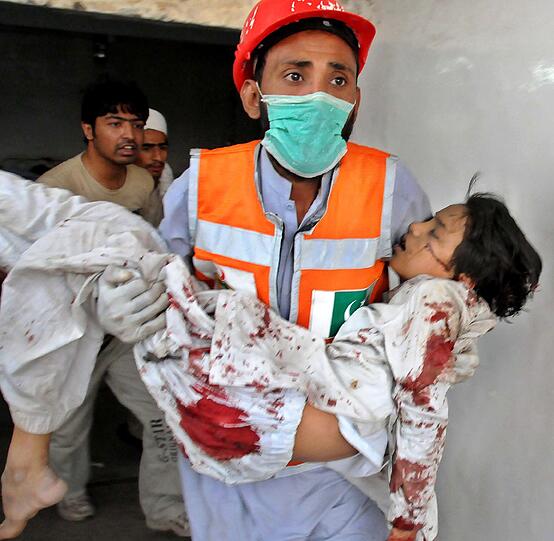 Viele Verletzte und Tote nach einem Anschlag auf einen Markt nahe Peshawar im Nordwesten Pakistans. Foto: Arshad Arbab