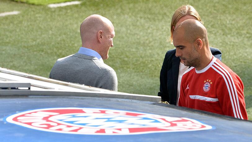 Am Dienstagabend baten Sportdirektor Matthias Sammer (l.) und Trainer Pep Guardiola zur abschließenden Trainingseinheit vor dem Halbfinale in der Champions League gegen Real Madrid. Am Dienstagabend baten Sportdirektor Matthias Sammer (l.) und Trainer Pep Guardiola zur abschließenden Trainingseinheit vor dem Halbfinale in der Champions League gegen Real Madrid.