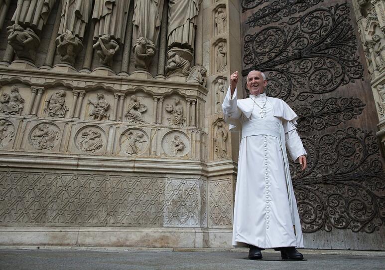 Die Wachsfigur von Papst Franzikus wurde vor der Kathdrale Notre-Dame in Paris der Öffentlichkeit präsentiert