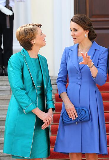 Elke Büdenbender (l), die Frau des Bundespräsidenten Steinmeier, empfängt in Berlin Herzogin Kate, die Frau des britischen Prinzen William, im Schloss Bellevue.