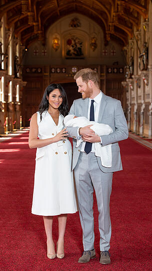 Stolze Eltern: Prinz Harry und Herzogin Meghan mit ihrem Baby, das am Montag auf die Welt gekommen ist. Es heißt Archie.