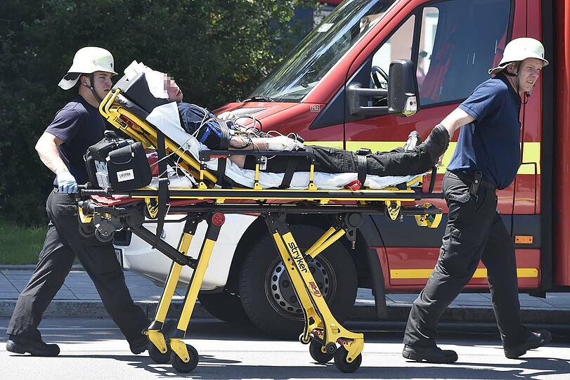 In der Garage des Gymnasiums brannten drei Autos. Die Bilder vom Feuerwehreinsatz.