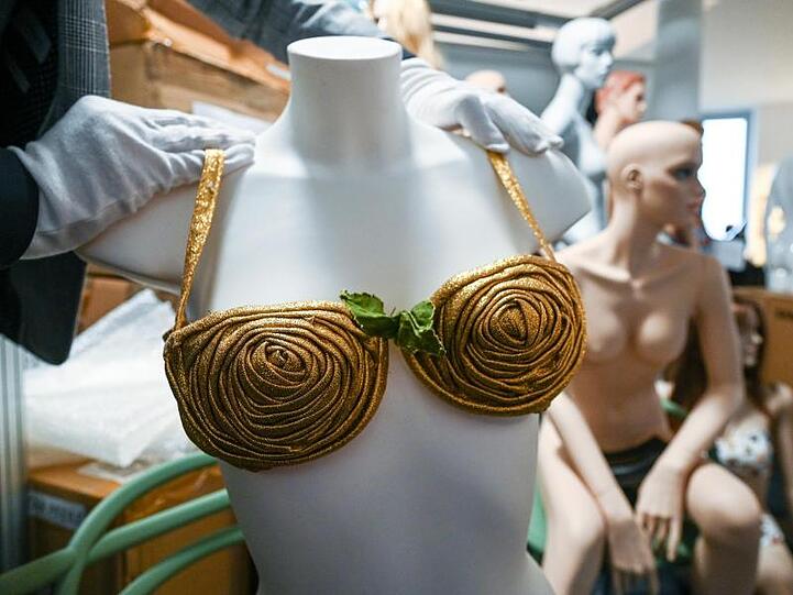 Ein goldener Bikini aus aus der Zeit um 1950 von Louis Réard in Bad Rappenau.