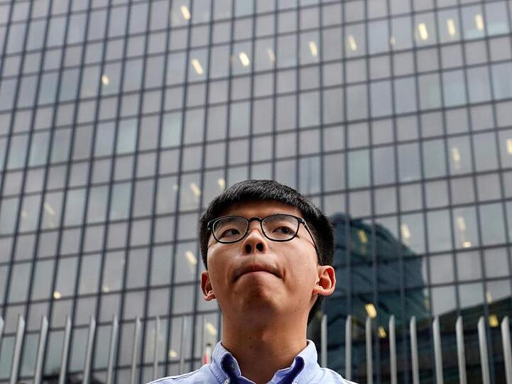 Joshua Wong, Aktivist der Demokratiebewegung in Hongkong, spricht während eines Pressestatements. Er wurde als Kandidat für die Wahlen im November disqualifiziert.