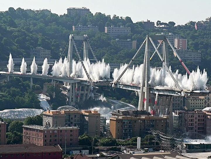 Wie geplant: Sprengladungen detonieren säuberlich gereiht auf den Resten der im August 2018 eingestürzten Morandi-Brücke in Genua.