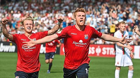 Halleluja, Haching: Stürmer Mathias Fetsch schießt die Spielvereinigung gegen Bundesligist FC Augsburg in Front.