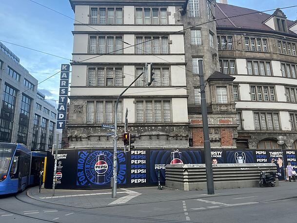 Tor zur Innenstadt: Der ehemalige Karstadt am Bahnhofplatz, jetzt mit Pepsi-Werbung. Tor zur Innenstadt: Der ehemalige Karstadt am Bahnhofplatz, jetzt mit Pepsi-Werbung.