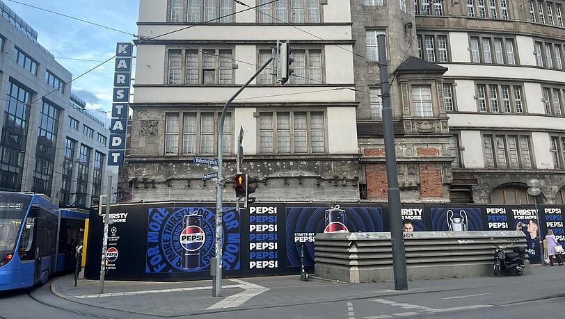 Tor zur Innenstadt: Der ehemalige Karstadt am Bahnhofplatz, jetzt mit Pepsi-Werbung. Tor zur Innenstadt: Der ehemalige Karstadt am Bahnhofplatz, jetzt mit Pepsi-Werbung.