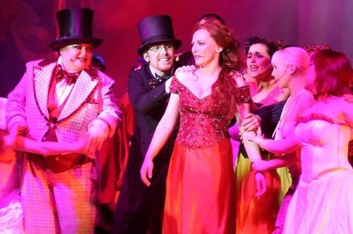 Sissy Staudinger (links) lässt im Musical "Moulin Rouge" die Puppen tanzen.